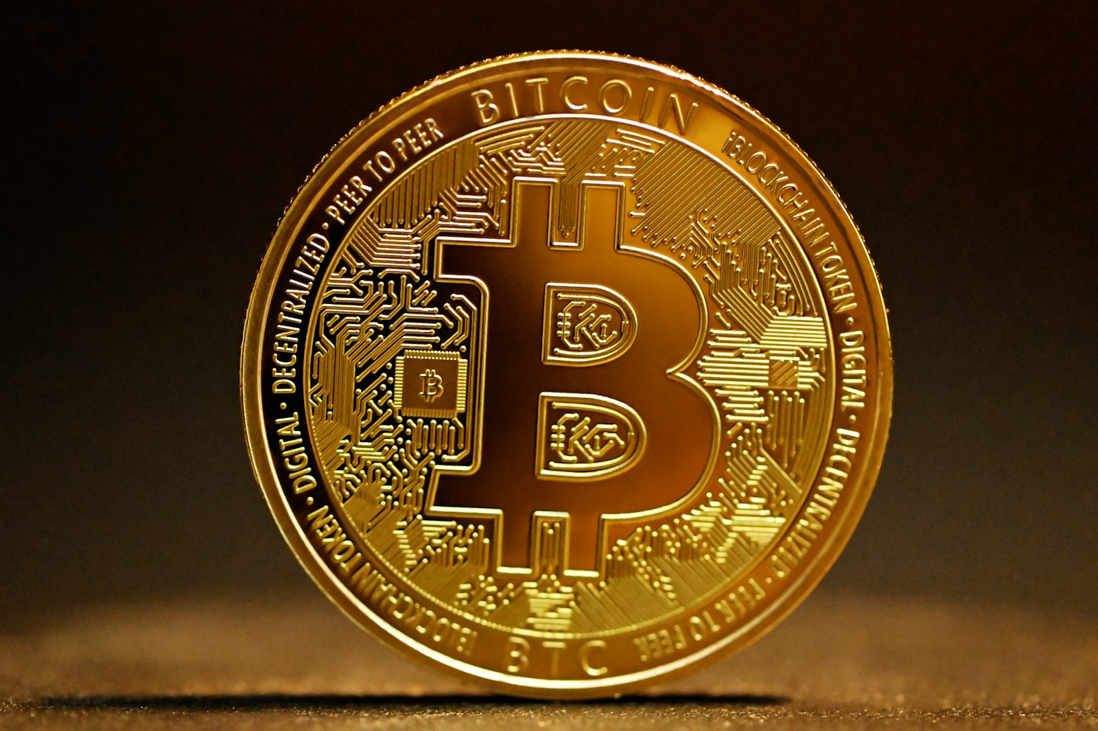 Bitcoin doré posé sur une table : bonus sans dépôt en BTC