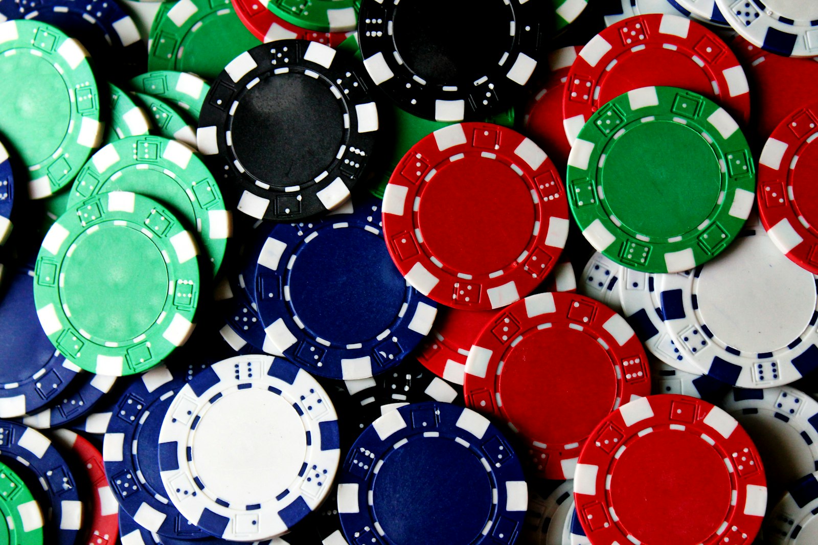 Jetons de casino éparpillés illustrant le casino bonus sans dépôt
