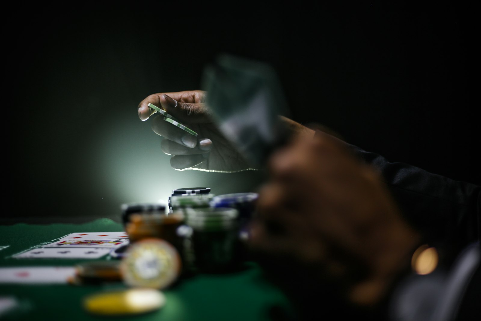Jetons de poker sur une table de casino live crypto