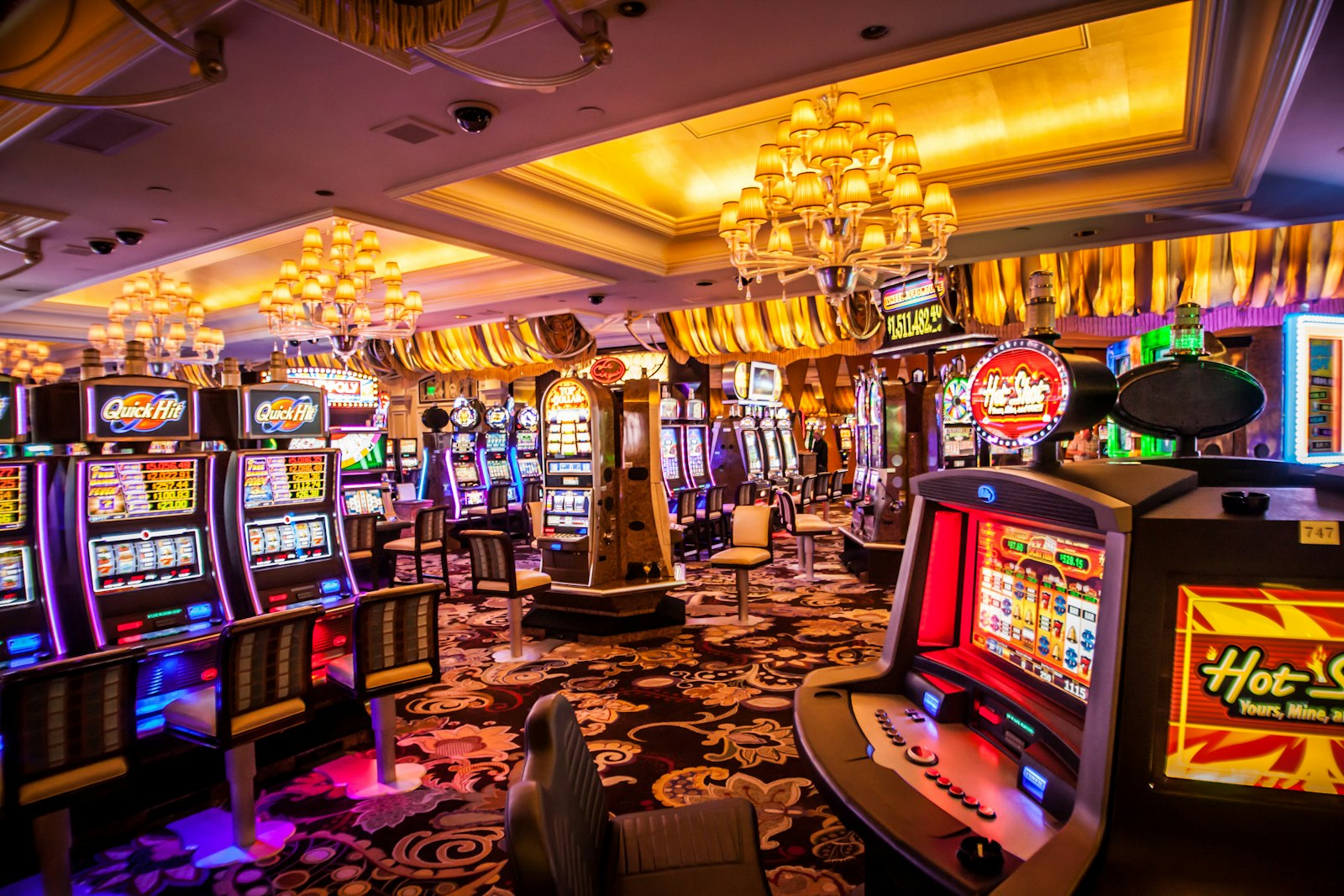 Rangée de machines à sous Bitcoin dans un casino