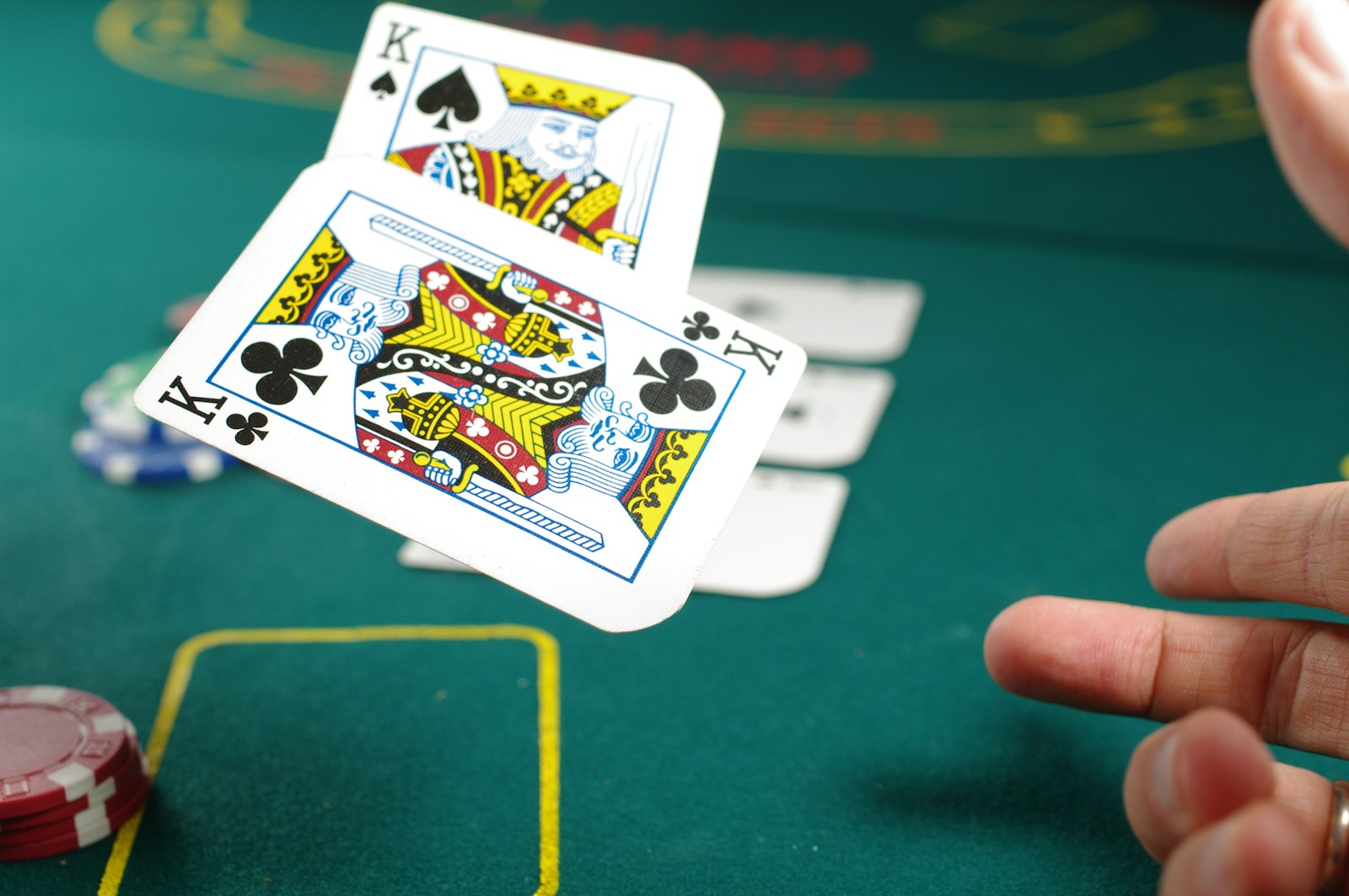 Joueur appliquant la matrice de stratégie de base à une table de blackjack