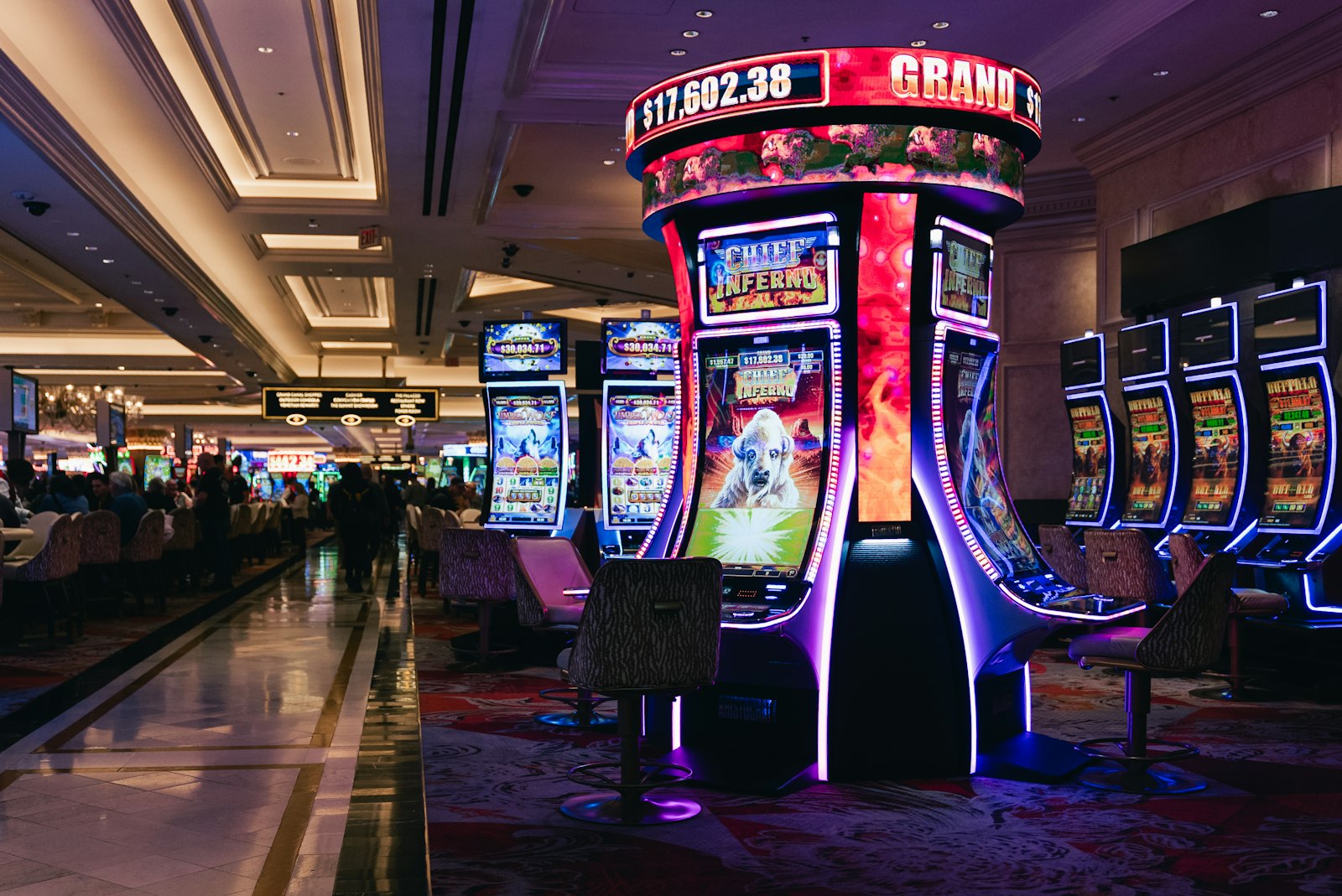 Meilleures machines à sous crypto illuminées dans une salle de casino